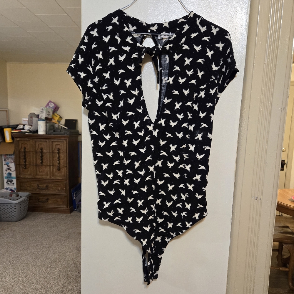 Free People black w/ white doves keyhole bodysuit size medium in great condition